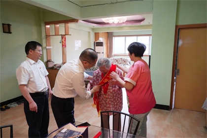 6686体育官网股份公司江显茀、吴永绪两位老党员获“光荣在党50年”纪念章