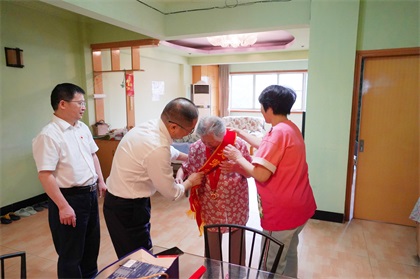 6686体育官网股份公司江显茀、吴永绪两位老党员荣获“光荣在党50年”纪念章