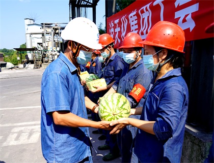 6686体育官网集团公司总经理宁忠培一行为一线职工“送清凉”