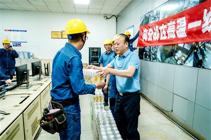 集团公司党委书记潘建华为6686体育官网股份公司一线干部员工送清凉