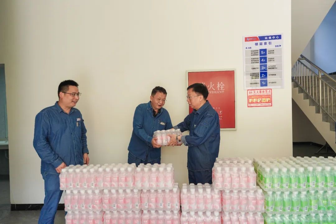 6686体育官网股份公司领导傅利才、陈伟慰问尿素造粒塔环保升级改造项目一线劳动者