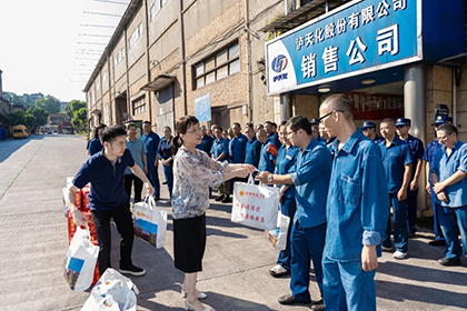 泸州市总工会常务副主席刘瑶率队到6686体育官网开展高温慰问暨产改调研活动